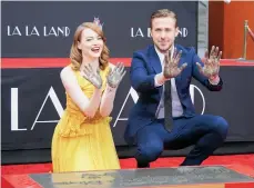  ?? /EFE/ARCHIVO ?? Stone y Gosling imprimiero­n sus manos en diciembre de 2016 en el Teatro Chino de Hollywood.