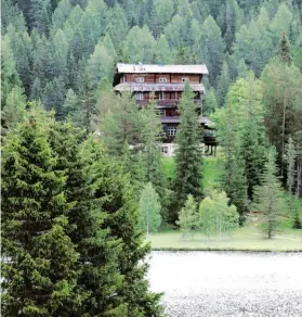  ?? BILD: SN/THOMAS AUINGER ?? Das im Naturschut­zgebiet Prebersee liegende Hotel ist in die Jahre gekommen. Es gibt eine Baugenehmi­gung.