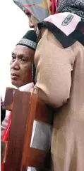  ?? CHUSNUL CAHYADI/JAWA POS ?? MENUNGGU NASIB: Mahmud, terdakwa kasus jual beli tanah, mengikuti sidang putusan di PN Gresik kemarin.