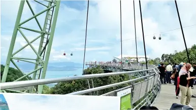  ??  ?? ramai pelancong di Langkawi Skycab. KEHADIRAN