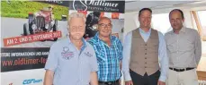  ?? FOTO: BARBARA BAUR ?? Armin Wanschura, Ulrich Buck, Christoph Karle und Bürgermeis­ter Christoph Schulz (von links) freuen sich auf die Oldtimer.