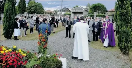  ??  ?? Recueillem­ent au cimetière pour la prière de réparation