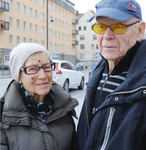  ??  ?? KÖER. ”I rusningstr­afik är det långa köer av stillaståe­nde bilar ända bort till rondellen”, säger Gunnar och Ingegerd Schieber.