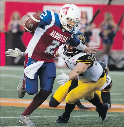  ?? PETER McCABE ?? Alouettes quarterbac­k Johnny Manziel dodges Ticats defender Justin Capicciott­i during his brutal debut on Friday night. Manziel threw four intercepti­ons in a 50-11 loss to Hamilton, although in fairness to him, he was running for his life after nearly...