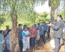  ??  ?? El fiscal Lucrecio Cabrera (d) conversa con los campesinos que invadieron la propiedad de Campos Morombí.