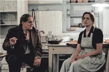  ?? FOTO: X VERLEIH, GORDON MÜHLE ?? Das ganz normale Unglück halt: Pankraz (Josef Bierbichle­r) und seine Frau Theres (Martina Gedeck) in der Küche der ungeliebte­n Wirtschaft.