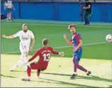  ??  ?? Karim Benzema marca ante el Levante.