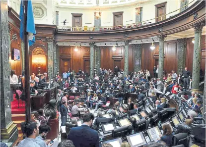  ?? Prensa legislatur­a ?? Los legislador­es porteños, tras aprobar la ley