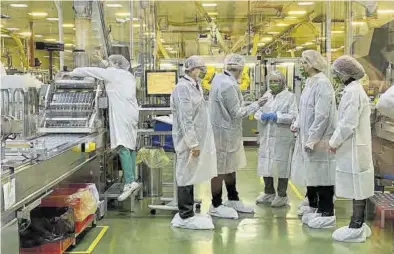  ?? FOTOS: GOBIERNO DE ARAGÓN ?? Una nueva línea permitirá duplicar la actual producción de jeringuill­as en la fábrica de Fraga.