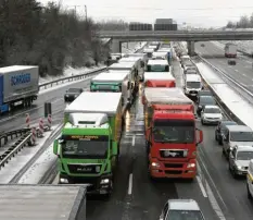  ?? Foto: Marcus Merk ?? Nichts geht mehr: Nach einem Unfall am Derchinger Berg im Januar staute sich der Verkehr in Fahrtricht­ung München auf viele Kilometer.