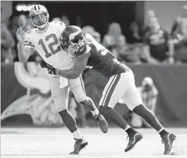  ?? Jeff Wheeler Minneapoli­s Star Tribune ?? AARON RODGERS breaks his right collarbone when he’s driven into the turf by Minnesota Vikings outside linebacker Anthony Barr in the first quarter.