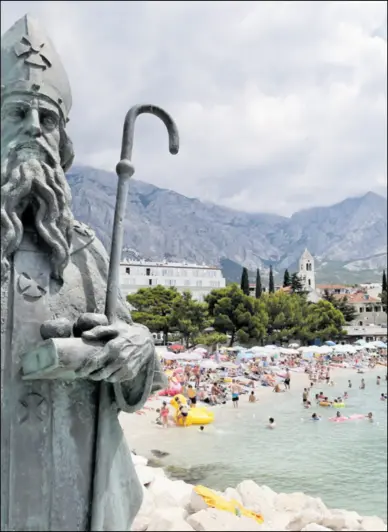  ??  ?? SVETI NIKOLA Čuvar plaže i kupača ovdje je sveti Nikola Putnik, ujedno i zaštitnik mjesta čiji se kip nalazi na mulu, točno pred plažom