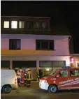  ?? Foto: dpa ?? Einsatzkrä­fte von Feuerwehr und Ret tungsdiens­t vor dem Haus in Bremen, in dessen Keller gegrillt wurde.