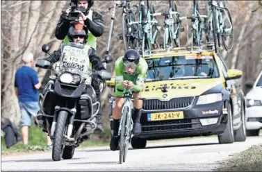  ??  ?? VELOZ. Roglic, durante la crono llana de ayer con principio y final en la localidad navarra de Lodosa.