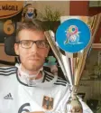  ??  ?? Stephan Mägele mit dem Pokal als WMVierter.