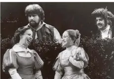  ?? FOTO: JULIUS C. SCHMIDT ?? Ein früher Schasching. 1985 entstand dieses Foto mit Sophia Bart, Hiroko Nishida und Otto Daubner in der Oper ,,Hans Sachs“.