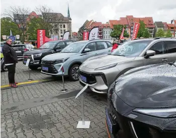  ?? MARKUS STELLE (4) ?? Viele hier noch wenig bekannte Markenname­n aus Fernost/China waren auf dem Domplatz zu entdecken.