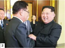  ?? PHOTOS AFP ?? 1. Cette photo montre Kim Jong-un en compagnie des cinq responsabl­es de la délégation sud-coréenne, avant une rencontre à Pyongyang. 2. Sur ce cliché, le leader nord-coréen semble particuliè­rement heureux de rencontrer l’émissaire en chef Chung...