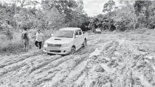  ??  ?? TERSANGKUT: Keadaan menjadi sukar bagi pengguna apabila satu-satunya kenderaan, iaitu jenis 4WD yang dapat menggunaka­n jalan tersebut turut tersangkut dalam lumpur.