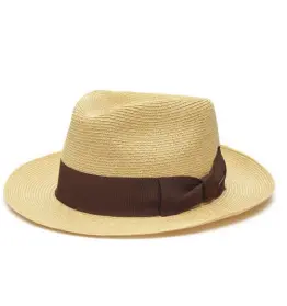  ??  ?? STETSON
Hemp fedora hat with cotton band / € 149