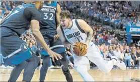  ?? FOTO: AP ?? Luka Doncic intenta superar la defensa de los Wolves. El esloveno jugó un gran partido