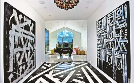  ?? Photograph­s by James Moss ?? BOLD, PLAYFUL interiors are a hallmark of the contempora­ry-style renovated home recently sold by entertaine­r Gwen Stefani.