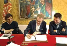  ??  ?? La firma Il sindaco Fabio Chies sottoscriv­e l’intesa con l’Ascom. Gli obiettivi sono ambiziosi