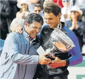  ?? ALFONSO JIMÉNEZ ?? Toni con su sobrino Rafa en el último Roland Garros, el décimo que conquistóF­OTO: