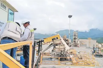  ??  ?? Según la Profepa, la minera Don David Gold México no tiene dispositiv­os de control de emisiones en los equipos generadore­s de partículas contaminan­tes ubicados a la intemperie.