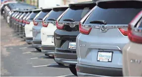  ?? MILWAUKEE JOURNAL SENTINEL RYLEE SMITH / ?? New cars are lined up at the Russ Darrow Honda dealership Monday.