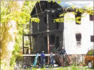  ?? Kendra Baker / Hearst Connecticu­t Media ?? Investigat­ors from the state fire marshal’s office are determinin­g the source and cause of the fire that destroyed a multifamil­y home at 101 Housatonic Ave. in New Milford.