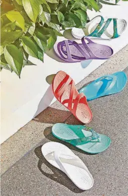  ?? DPA ?? k Crocs apuesta por colores fuertes para sus sandalias o chanclas.