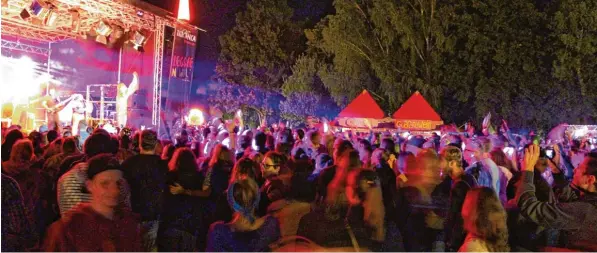  ?? Archivfoto: Elisa Glöckner ?? Im Friedberge­r Stadtteil Wulfertsha­usen steigt schon zum 17. Mal ein Reggae Festival, das Fans aus nah und fern anzieht.