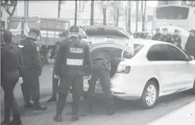  ??  ?? Policías capitalino­s mantienen los puntos de revisión de vehículos en avenidas principale­s de Tláhuac ■ Foto Carlos Ramos Mamahua