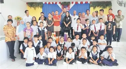  ??  ?? KENANGAN: Norina (berdiri, tengah) bersama para pelajar guru dan ibu bapa yang menghadiri ceramah motivasi di SK St Paul di Banting, Lingga.