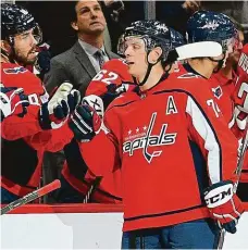  ?? FOTO ČTK/AP ?? Lídr bodování NHL bek John Carlson (74) slaví gól proti Torontu