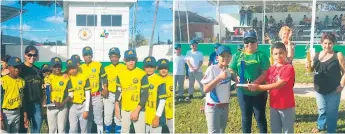  ??  ?? CEIBEÑOS. Los niños de Águilas posan con el trofeo de subcampeon­es. PREINFANTI­L. Los representa­ntes de Delfines y Rangers reciben sus trofeos.