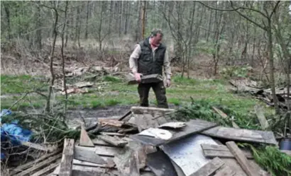  ?? FOTO GVB ?? Hout, plastic rommel, bloempotte­n, een zeil, een stuk poppenkast, een wiel van een kruiwagen... “Verschrikk­elijk want dit mag gratis naar het containerp­ark”, zegt Eddy Ulenaers.