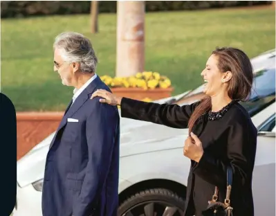  ??  ?? Andrea Bocelli con la moglie Veronica Berti, che si occupa dell’attività del marito.