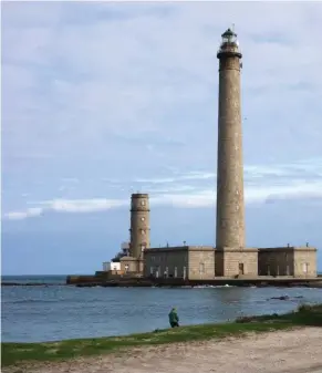  ??  ?? Le phare de Gatteville est le deuxième plus grand phare de France et d’Europe après celui de l’Île Vierge. Il mesure 75 m de haut.
