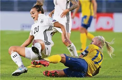  ?? FOTO: DPA ?? Herzhafter Zweikampf: Die Schwedin Caroline Seger (rechts) gegen Lina Magull.