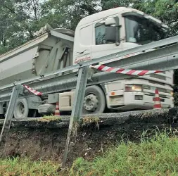  ??  ?? In sofferenza Un Tir in transito su un tratto di strada cedevole per il peso