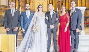  ??  ?? El nuevo matrimonio rodeado de la familia de la novia.