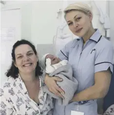  ??  ?? 0 Emma Willis with a newborn and mum on Delivering Babies