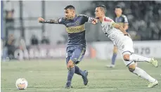  ?? /LA NACIÓN. ?? Carlos Tevez (10) decidió quedarse seis meses más con Boca Juniors para buscar la Copa Libertador­es.