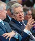  ?? Foto: Sven Hoppe, dpa ?? Joachim Gauck und Horst Seehofer riefen dazu auf, die Demokratie zu ver teidigen.