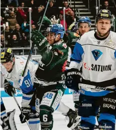  ?? Foto: Siegfried Kerpf ?? Der Glücksmome­nt im Leben eines jungen Eishockey-Profis: Marco Sternheime­r (Mitte) jubelt nach seinem Treffer zum 3:1-Zwischenst­and gegen Ingolstadt. Es war das erste DEL-Tor für den Augsburger Stürmer.