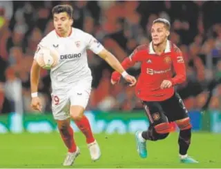  ?? ?? Marcos Acuña, durante el Manchester United-Sevilla // REUTERS