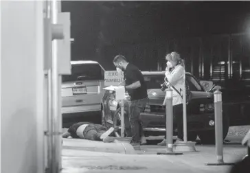  ?? FOTO:RICARDO NEVÁREZ ?? > En la entrada de la clínica, a unos metros del carro deportivo, quedó muerto el hombre que fue atacado a balazos.