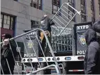  ?? ?? las barricadas se descargan de un camión cerca de un tribunal en NY